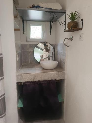 une salle de bain avec un lavabo et un miroir dans l'établissement Domaine des anges, à Tourves