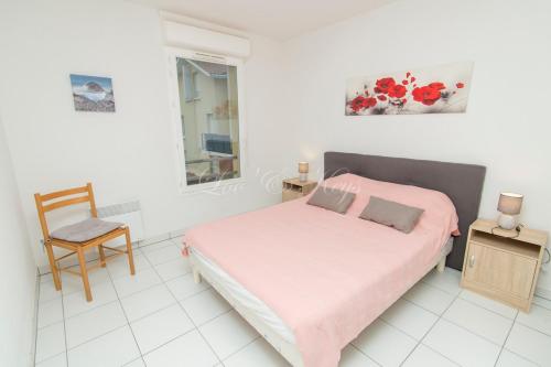 une chambre avec un lit, une chaise et une fenêtre dans l'établissement 4-person duplex house, 2-star rating, à Biscarrosse