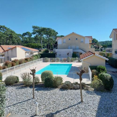 une piscine devant une maison dans l'établissement 4-person duplex house, 2-star rating, à Biscarrosse