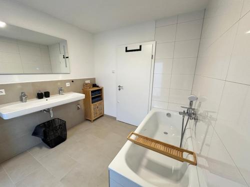 Ένα μπάνιο στο AB2 OG I Top-Wohnung mit Balkon & privatem Eingang I Garage I 3 Min zur S-Bahn - Nähe Messe Stuttgart & Daimler - Ideal für Geschäftsreisende, Familien & Projektteams