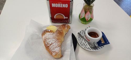 een tafel met een brood en een kop koffie bij Casa del Vecchio Borgo in Caccamo
