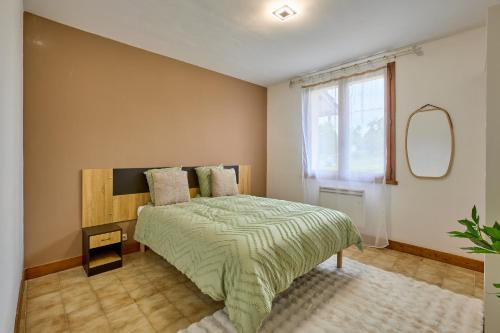 une chambre avec un lit et une grande fenêtre dans l'établissement La Maison des Pins - climatisée avec piscine, à Casteljaloux