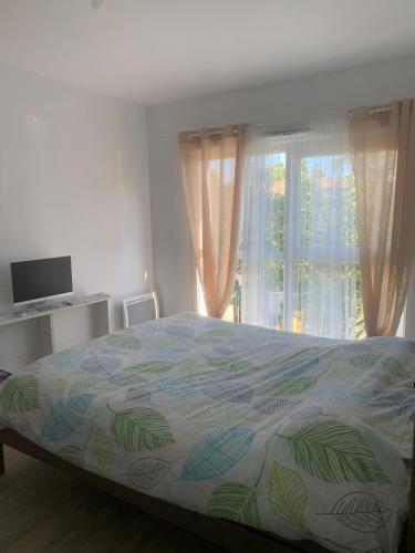 une chambre avec un lit et une fenêtre dans l'établissement maison 3 chambres à 5 min du port de La Rochelle, à La Rochelle