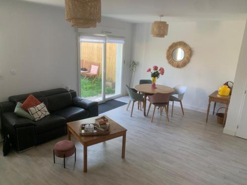 un salon avec un canapé et une table dans l'établissement maison 3 chambres à 5 min du port de La Rochelle, à La Rochelle