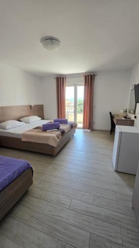 En eller flere senge i et værelse på Apartments Maslina