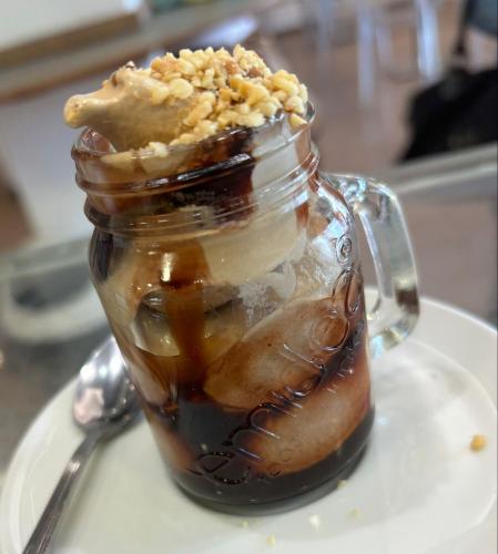 un barattolo di vetro pieno di gelato e salsa al caramello di A due passi dal mare a Barletta