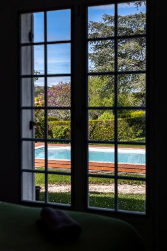 d'une fenêtre avec vue sur la piscine. dans l'établissement La parenthèse enchantée, à Coulounieix-Chamiers