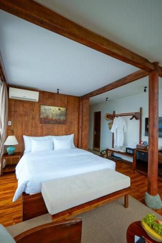 a bedroom with a large white bed in a room at Nexus House Lang Bao Chi in Ho Chi Minh City