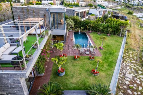 an aerial view of a backyard with a swimming pool at Villa Sunset by EvTatilim Bodrum, Yalikavak in Bodrum City