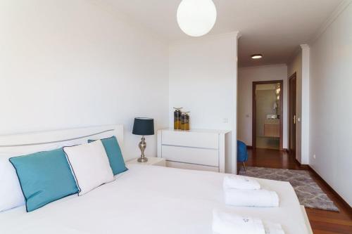 Ένα ή περισσότερα κρεβάτια σε δωμάτιο στο GuestReady - Villa Valverde in Caniço