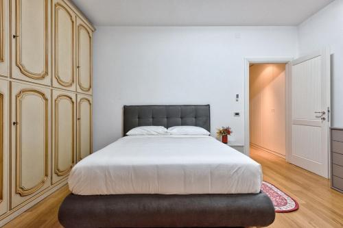 a bedroom with a large bed with a black ottoman at Paleocapa Apartments in Venice