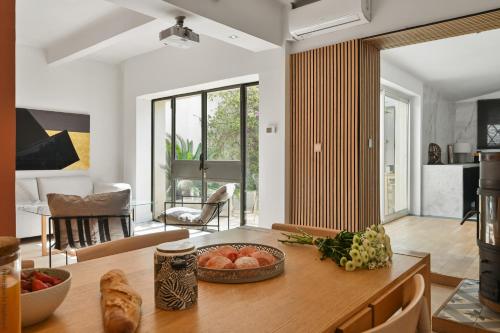 une cuisine et un salon avec une table avec des fruits dessus dans l'établissement Villa Vauban Bonne Mère View, à Marseille