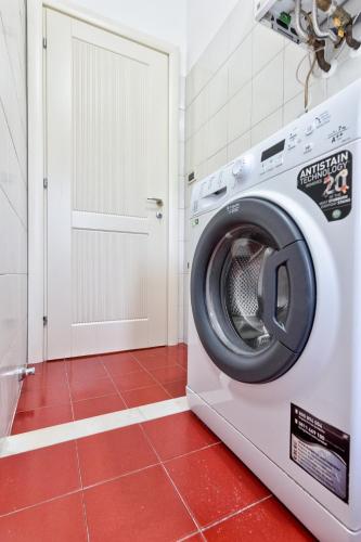 a washing machine in a room with a red floor at Paleocapa Apartments in Venice