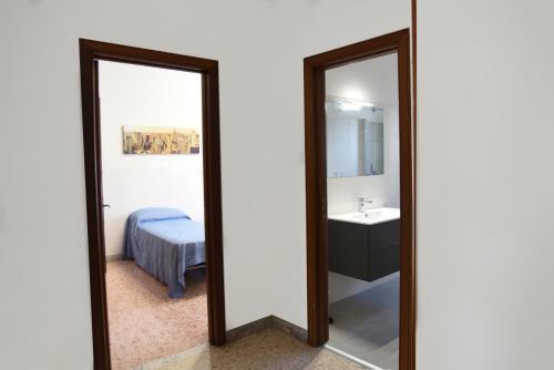 un bagno con specchio, lavandino e letto di Katospedi House a Lecce a Lecce