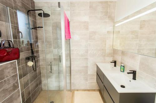 une salle de bain avec une douche, un lavabo et des toilettes dans l'établissement Bisca jolie maison-piscine, à Biscarrosse