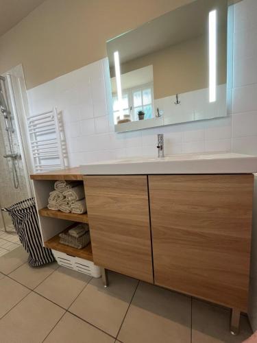 une salle de bain avec un lavabo et un miroir dans l'établissement Ty roparzh, à Le Haut-Corlay