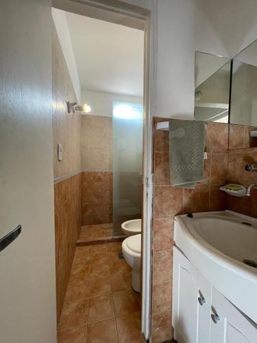 Un baño con inodoro, bañera y lavabo. en Departamentos Turquia Wifi, Tv, Aire y calefacción, en Oliva