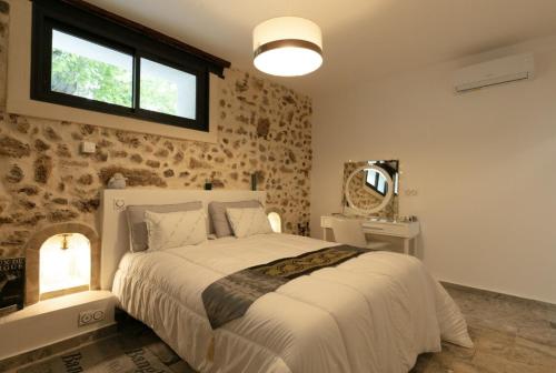 une chambre avec un grand lit et une fenêtre dans l'établissement Grand T2 Domaine de prestige au cœur des Vignes, aux Arcs-sur-Argens