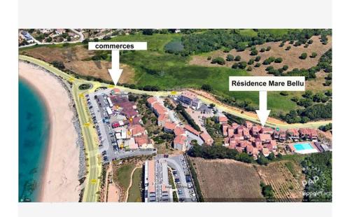 une carte d'une station balnéaire près d'une plage et de l'océan dans l'établissement Studio Agosta Plage, à Albitreccia