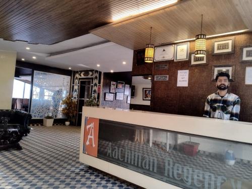 ein Restaurant mit einer Rezeption in einem Zimmer in der Unterkunft Hotel Aachman with parking in Shimla