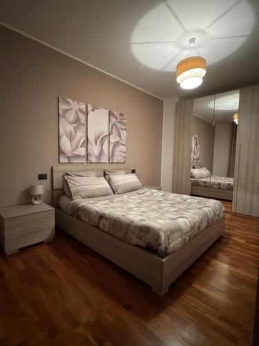 a bedroom with a large bed and a large mirror at Venice Airport and Station Train Free Parking in Quarto dʼAltino