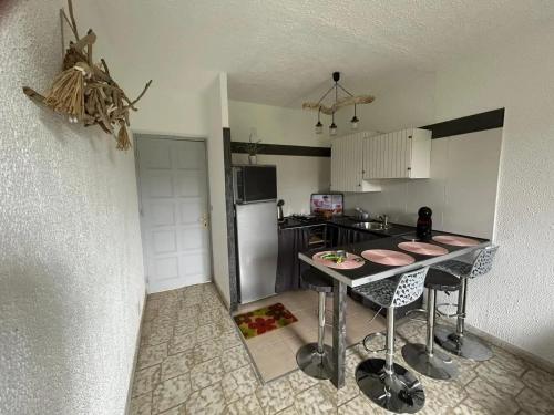 une petite cuisine avec une table et un réfrigérateur dans l'établissement Appartement avec balcon à Marignana, 30 m², 4 pers., à Marignana