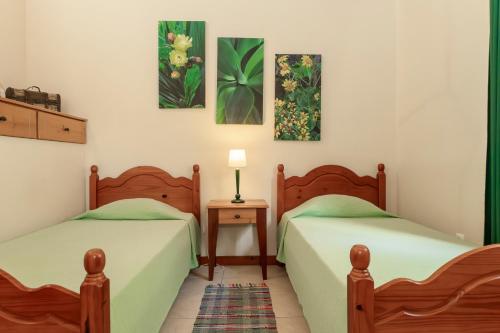 zwei Betten nebeneinander in einem Zimmer in der Unterkunft Quinta das Acácias in Livramento