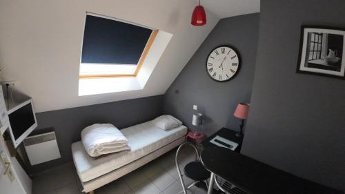 Ένα ή περισσότερα κρεβάτια σε δωμάτιο στο Studio tranquille à Wavrechain