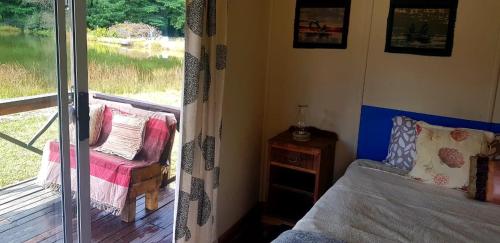 Postel nebo postele na pokoji v ubytování Island Cabin