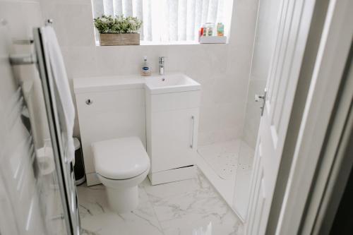 Thornaby on TeesにあるBadger Lane - 3 Bedroom House, parking and garden!のトイレと洗面台を備えた白いバスルーム