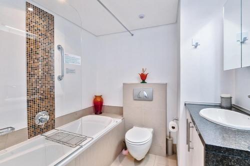 Ένα μπάνιο στο Modern Family Friendly Retreat