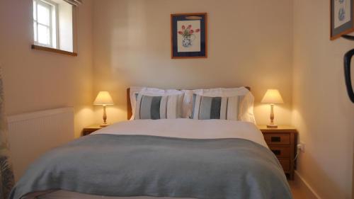Una cama o camas en una habitación de The Stables at Boreham House