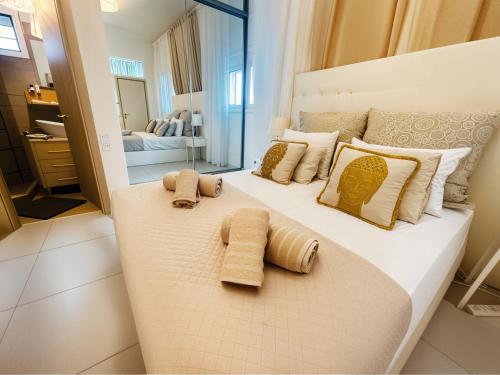 Postel nebo postele na pokoji v ubytování Syllas Grand Resort - Prestigious Villa 8