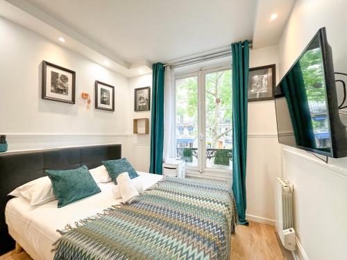 une chambre avec un lit et une grande fenêtre dans l'établissement 112 - Urban Atelier Saint Michel, à Paris