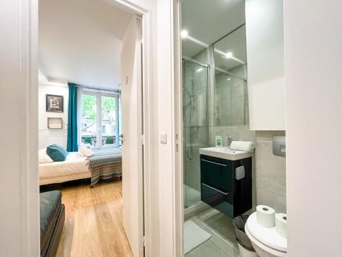 une salle de bain avec une douche, un lavabo et des toilettes dans l'établissement 112 - Urban Atelier Saint Michel, à Paris