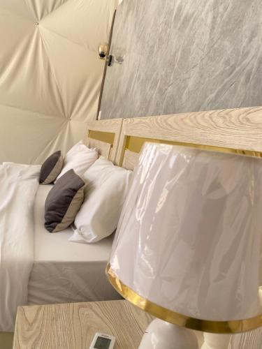 Voodi või voodid majutusasutuse Julia Rum Luxury Camp toas
