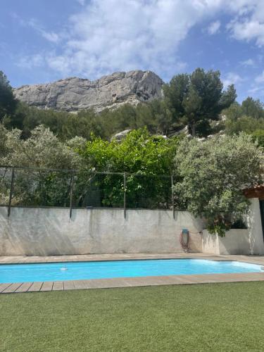 une piscine avec une montagne en arrière-plan dans l'établissement En Plein cœur des calanques à 800 m de la mer, à Le Rove