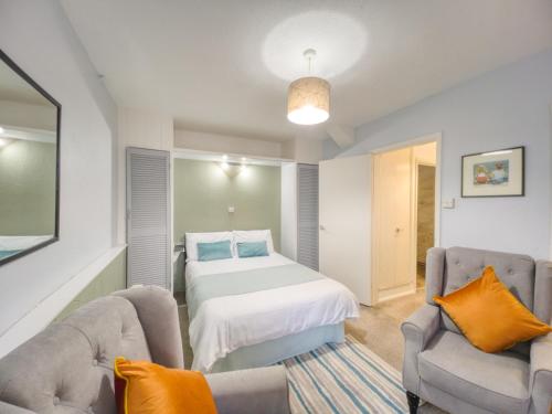 Postel nebo postele na pokoji v ubytování Apartment 8 - Large Studio Sea Front-Ground floor -Free Parking