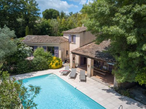 une vue aérienne d'une maison avec piscine dans l'établissement Les 2 Bastides - Famille - Lac de Saint-Cassien, à Bagnols-en-Forêt