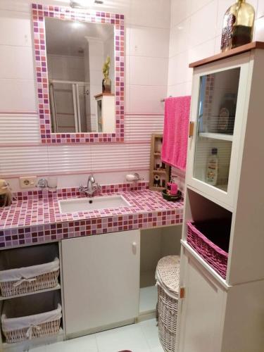 a bathroom with a sink and a mirror at HABITACIONES Casa Paca en Noia in Noya