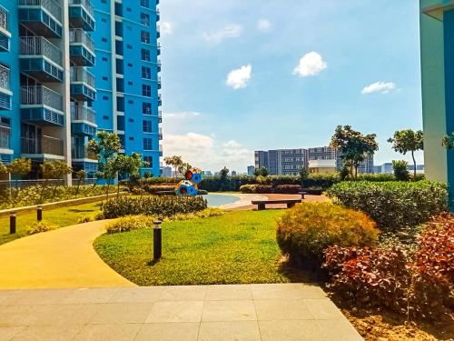 a park in front of a tall building at Elegant 1BR near Solaire, Okada, Mall of Asia in Manila