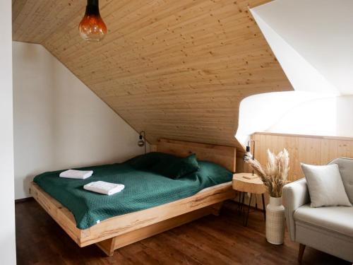 Postel nebo postele na pokoji v ubytování Roubenka Meandra - studio 32m2