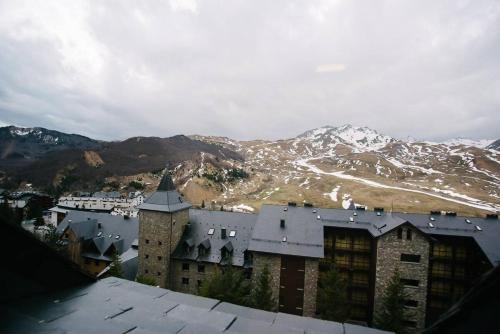 a view of a town with snow covered mountains at ICIAR - Dúplex by Cardi Suites in Formigal