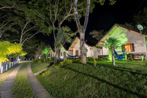 Zahrada ubytování Chalés Villa Pinhal - Hidromassagem dupla, lareira e café da manhã - 12 km do centro