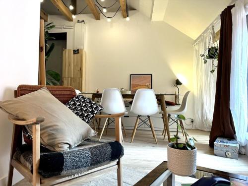 un salon avec un canapé et une table dans l'établissement #LaMaisonVerte-calme en zone piétonne de Mulhouse, à Mulhouse