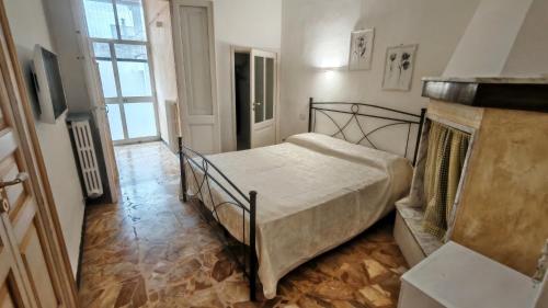 プレシッチェにあるSuite Presicce borgo storicoのベッドと暖炉のある寝室
