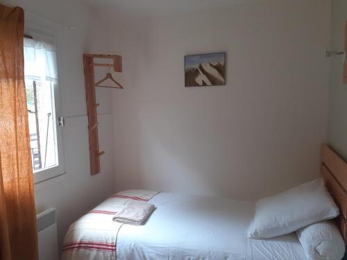 une chambre avec un lit et un tableau au mur dans l'établissement Le Marmenteau, à La Motte-dʼAveillans