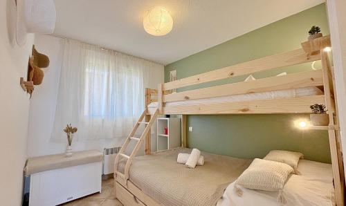 une chambre avec deux lits superposés dans une pièce dans l'établissement Superb T3 with terrace and sea view, à Théoule-sur-Mer