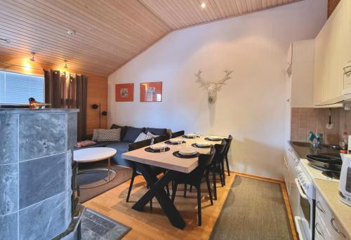 Кухня или мини-кухня в Kuukkeli Apartments Suite

