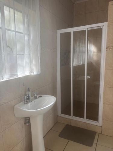 Koupelna v ubytování Shalom Guesthouse